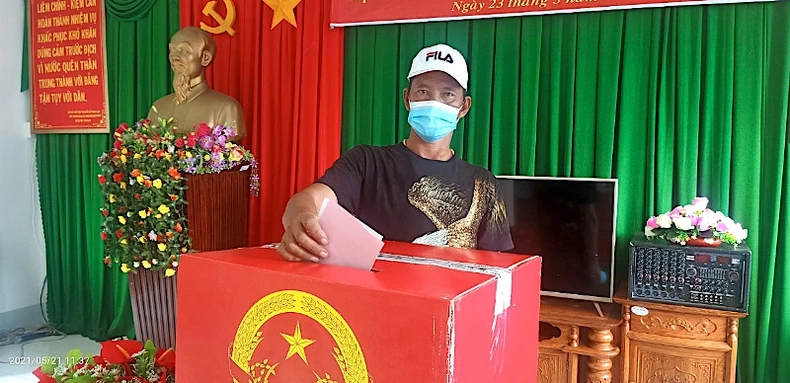 “Đội mưa” ra điểm bỏ phiếu Hòn Chuối -0