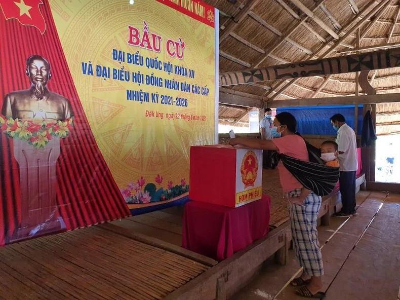 Hơn 10 nghìn cử tri tỉnh Kon Tum bầu cử sớm -1