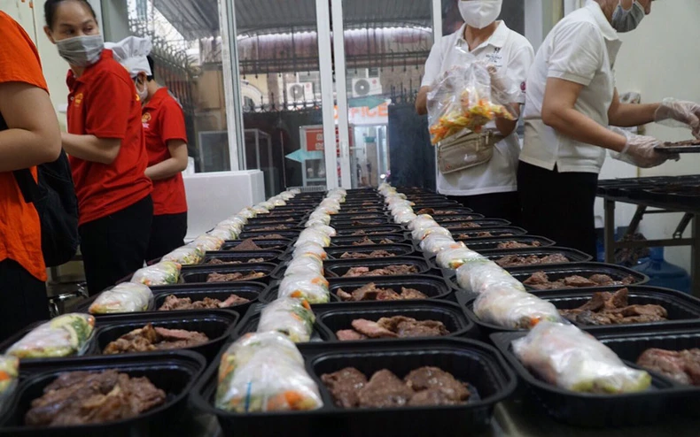 Các đầu bếp chuyên nghiệp tặng suất ăn yêu thương tới y bác sĩ tuyến đầu chống dịch. -0