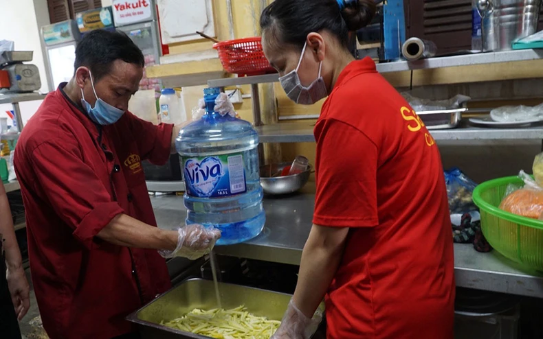Các đầu bếp chuyên nghiệp tặng suất ăn yêu thương tới y bác sĩ tuyến đầu chống dịch. -0