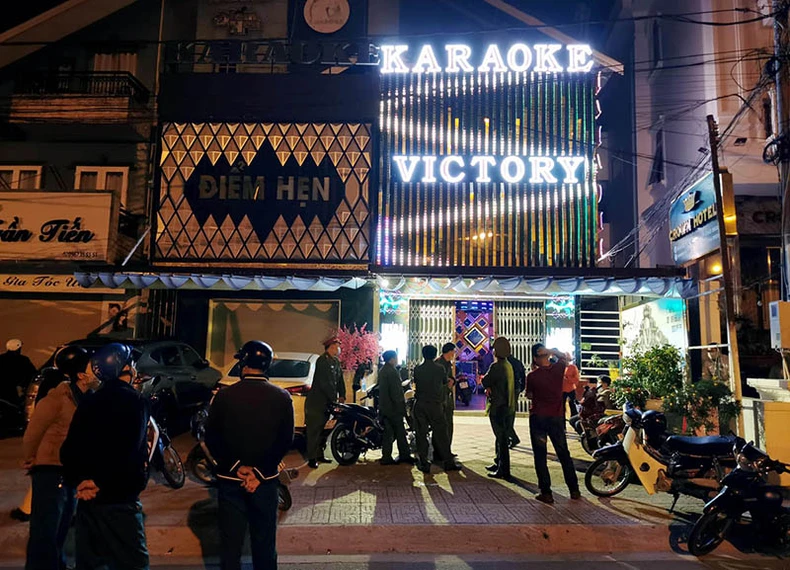 Bất chấp lệnh cấm, hơn 40 người tụ tập hát karaoke giữa mùa dịch -0