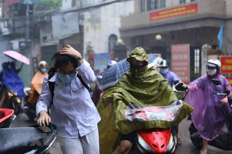 Tuyển sinh lớp 10 ở Hà Nội: Thí sinh “đội mưa” đến điểm thi -0