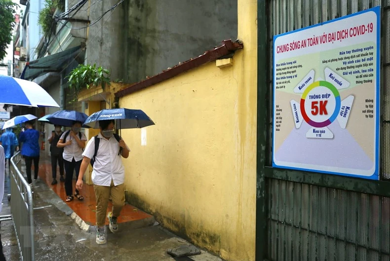 Tuyển sinh lớp 10 ở Hà Nội: Thí sinh “đội mưa” đến điểm thi -0