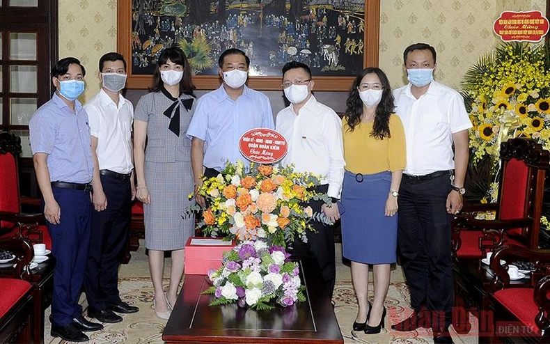 Các đơn vị thăm và chúc mừng Báo Nhân Dân nhân ngày 21-6 -0