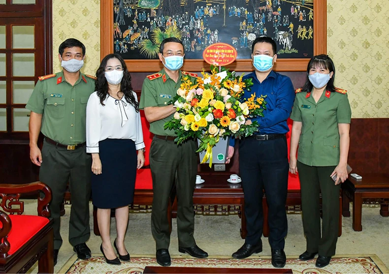 Chủ tịch nước gửi lẵng hoa, các bộ, ngành, đơn vị tới thăm, chúc mừng Báo Nhân Dân nhân ngày báo chí 21-6 -0