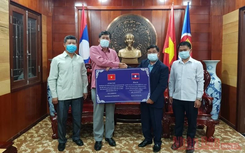 Tổng Lãnh sự quán Việt Nam tại Luang Prabang tiếp nhận hỗ trợ phòng, chống Covid-19 -0