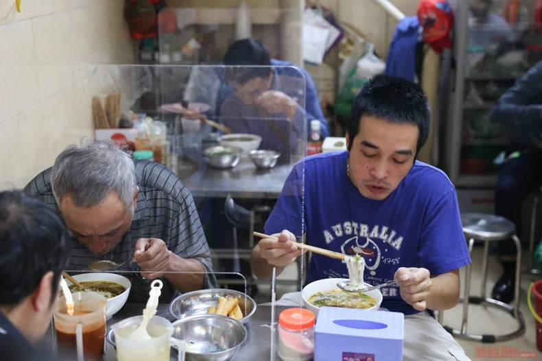 14_hang_quan_Ha_Noi_mo_cua-1624331481100.jpeg