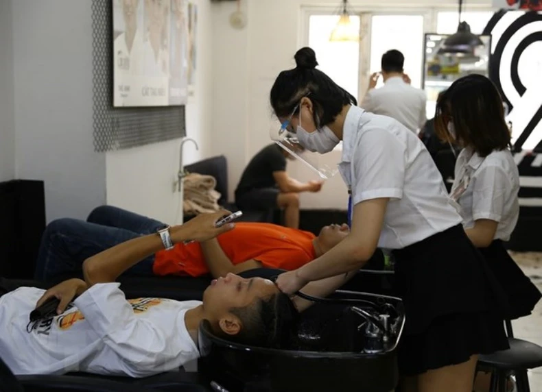 Hà Nội: Dịch vụ cắt tóc, gội đầu hút khách ngày đầu mở cửa lại -0