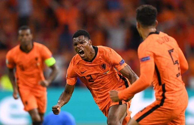 Những khoảnh khắc ấn tượng trên sân cỏ Euro 2020 -0