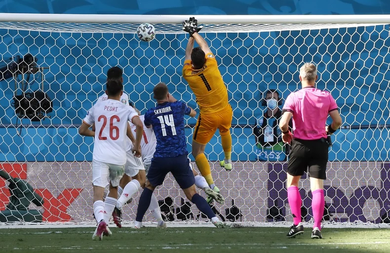 Những khoảnh khắc ấn tượng trên sân cỏ Euro 2020 -0