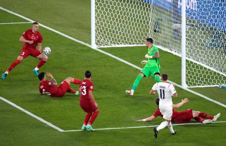 Những khoảnh khắc ấn tượng trên sân cỏ Euro 2020 -0