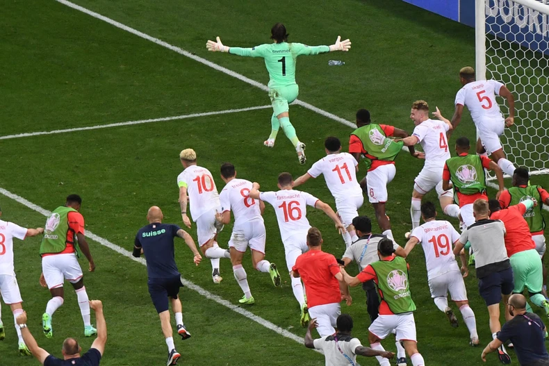 Những khoảnh khắc ấn tượng tại vòng 1/8 Euro 2020 -0
