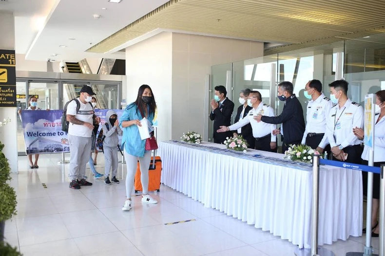 Những du khách đầu tiên tới Thái Lan theo chương trình du lịch “hộp cát Phuket” -0