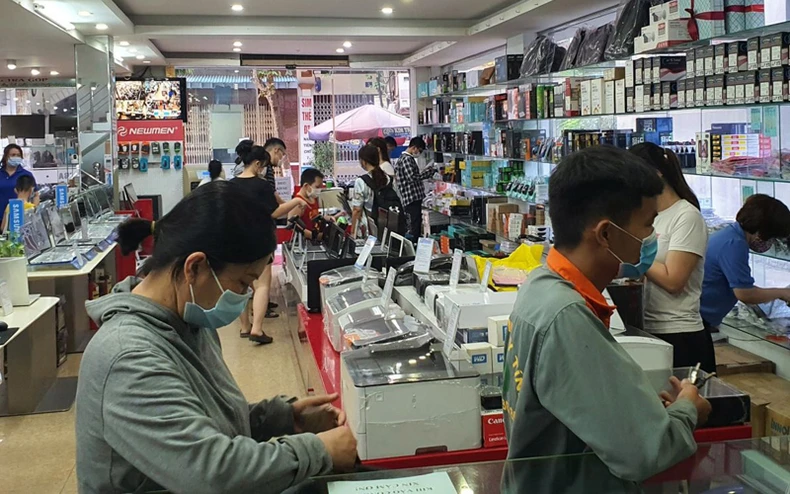 Thị trường laptop tiếp tục sôi động trong mùa dịch -0