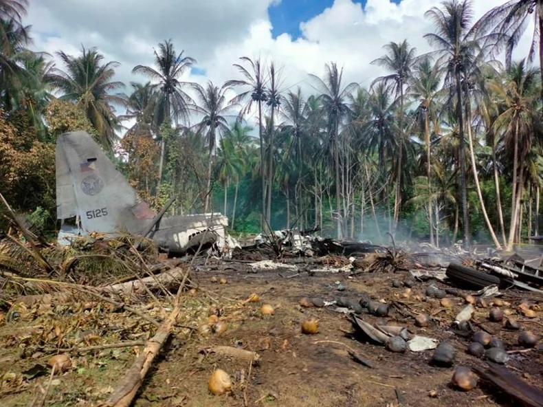 Hiện trường vụ rơi máy bay quân sự tại Philippines -0