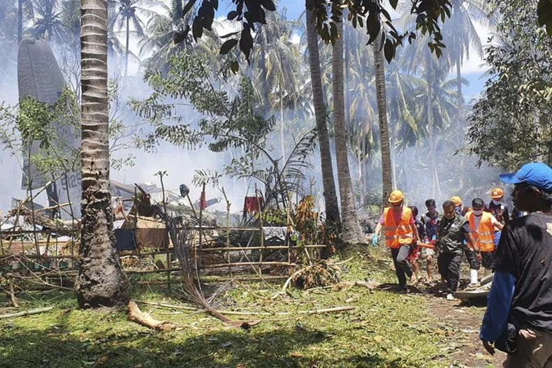 Hiện trường vụ rơi máy bay quân sự tại Philippines -0