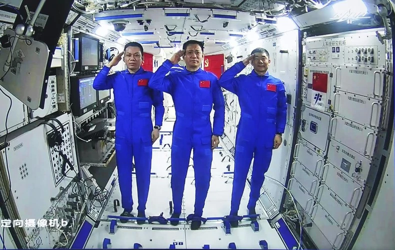 Phi hành gia Trung Quốc lần đầu tiên đi bộ ngoài không gian trạm vũ trụ mới -0