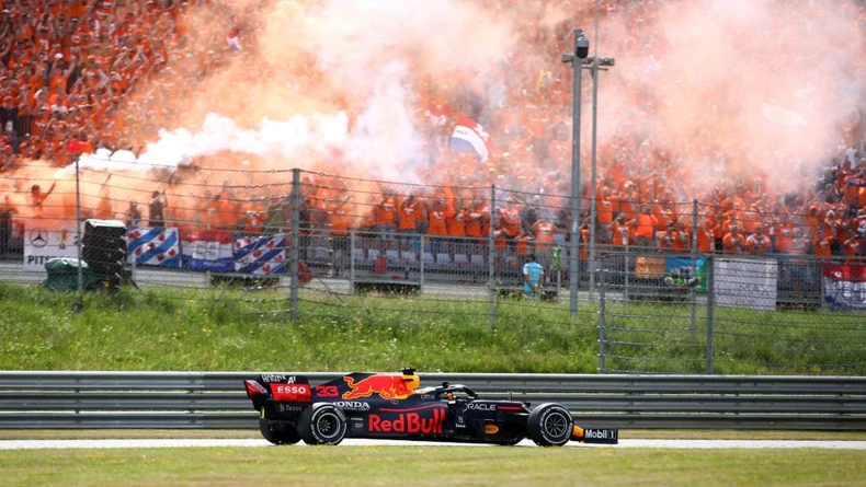 Max Verstappen vô địch giữa sắc cam -0