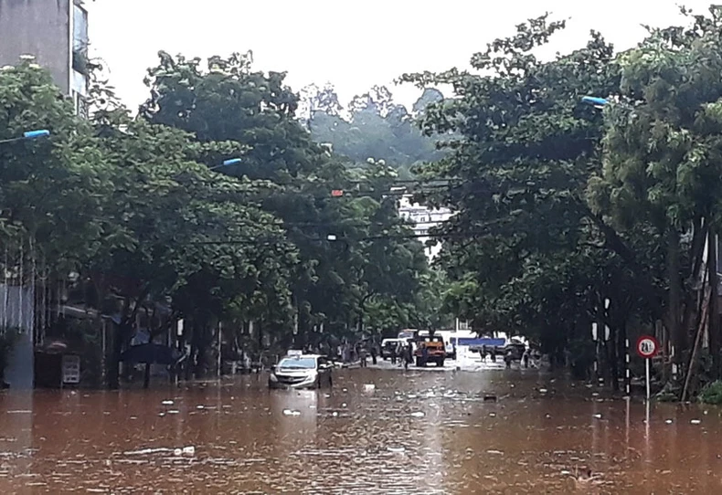 Thành phố Lào Cai ngập nặng do mưa lớn -0