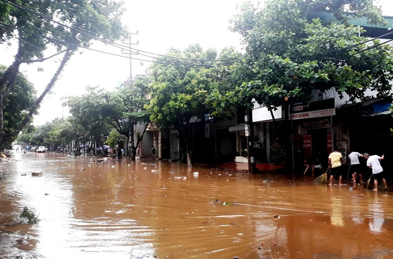 Thành phố Lào Cai ngập nặng do mưa lớn -0