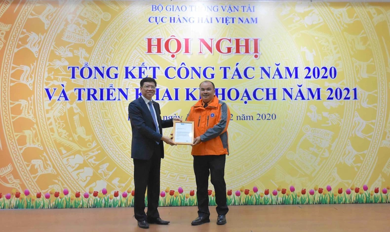 Cuc_truong_Nguyen_Xuan_Sang_trao-1625621666759.jpg