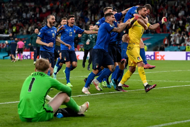 Thắng kịch tính trên chấm luân lưu, Italia vô địch EURO 2020 -0