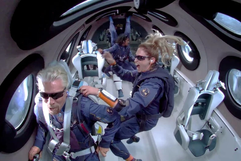 Tỷ phú Richard Branson bay lên vũ trụ trên máy bay