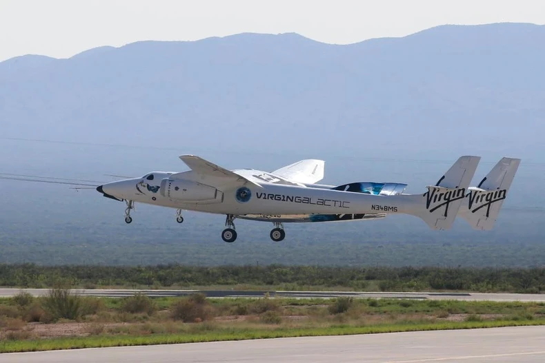 Tỷ phú Richard Branson bay lên rìa vũ trụ trên máy bay