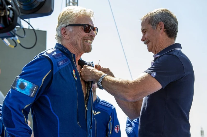 Tỷ phú Richard Branson bay lên rìa vũ trụ trên máy bay