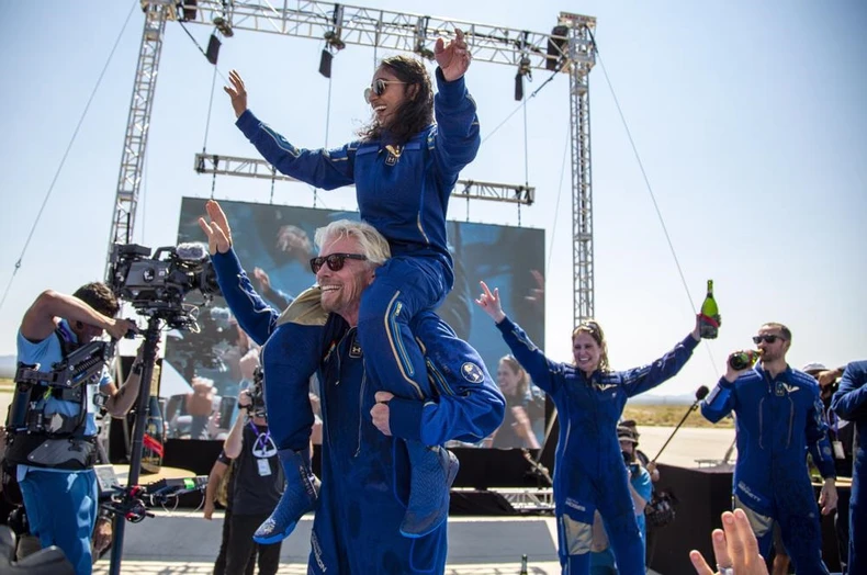 Tỷ phú Richard Branson bay lên rìa vũ trụ trên máy bay