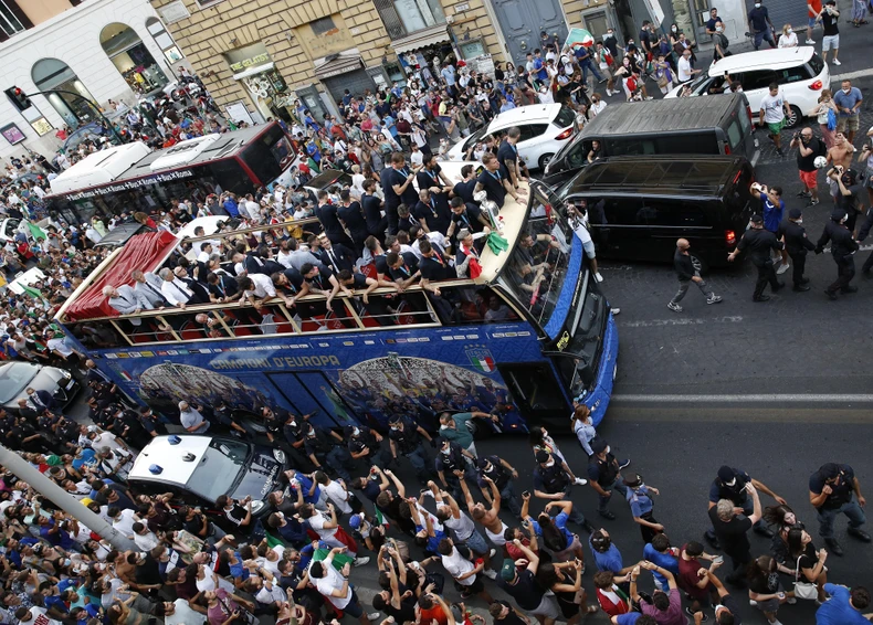 Biển người ăn mừng chức vô địch EURO 2020 cùng đội tuyển Italia -0