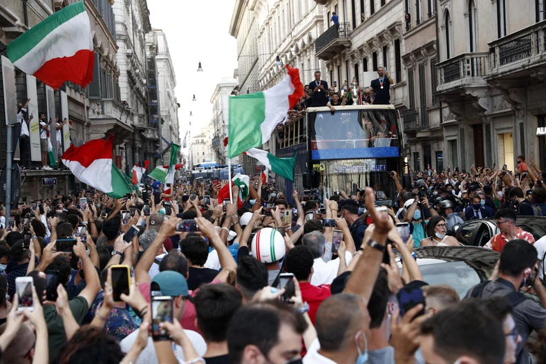 Biển người ăn mừng chức vô địch EURO 2020 cùng đội tuyển Italia -0