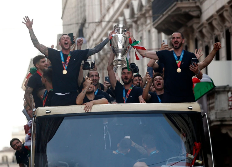 Biển người ăn mừng chức vô địch EURO 2020 cùng đội tuyển Italia -0