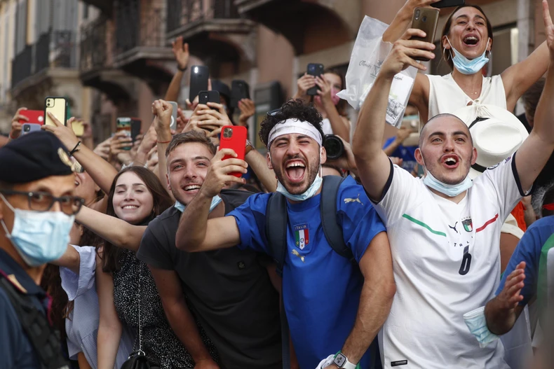 Biển người ăn mừng chức vô địch EURO 2020 cùng đội tuyển Italia -0