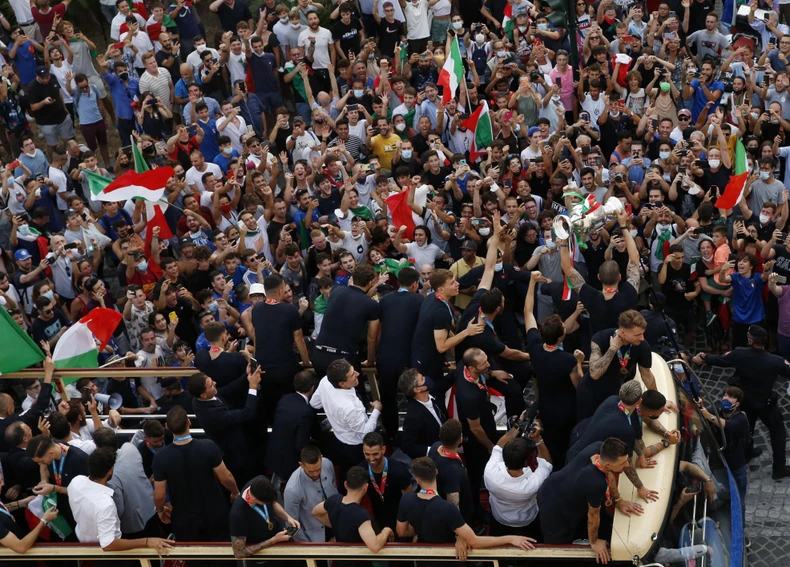 Biển người ăn mừng chức vô địch EURO 2020 cùng đội tuyển Italia -0