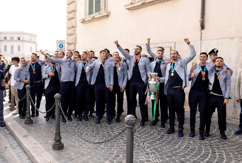 Biển người ăn mừng chức vô địch EURO 2020 cùng đội tuyển Italia -0