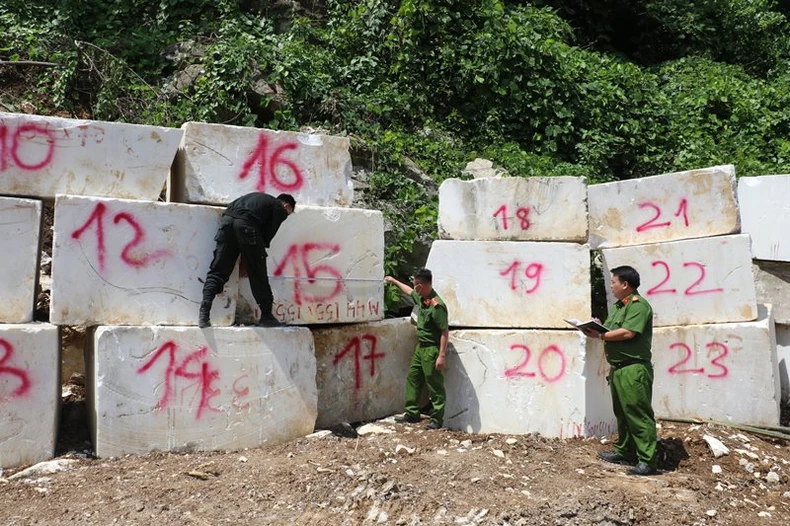 Bắt quả tang vụ khai thác khoáng sản trái phép quy mô lớn -0