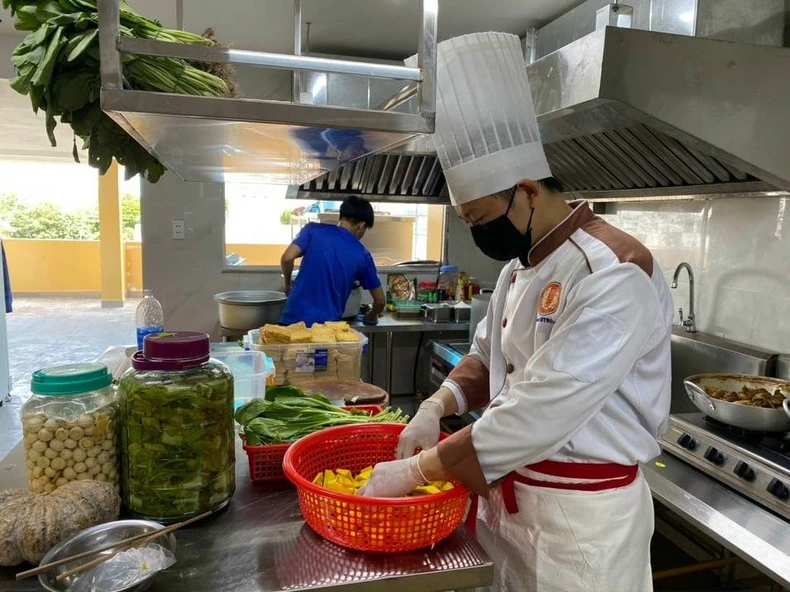 Nghĩa cử đẹp phía sau hàng nghìn suất cơm cho người cơ nhỡ -0