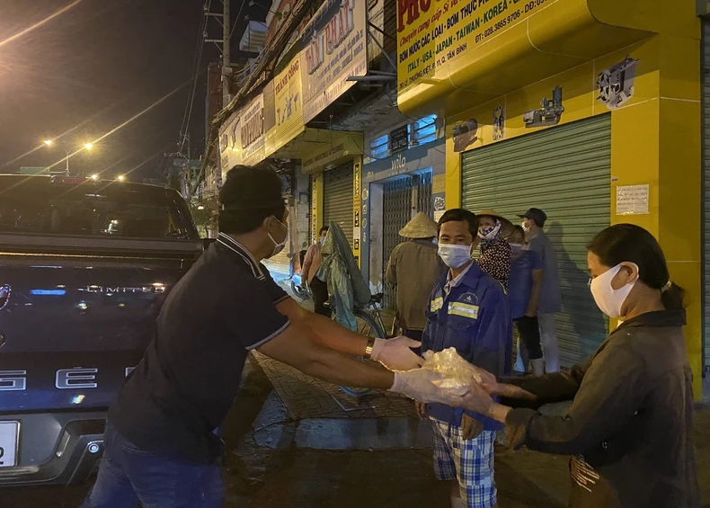 Nghĩa cử đẹp phía sau hàng nghìn suất cơm cho người cơ nhỡ -0