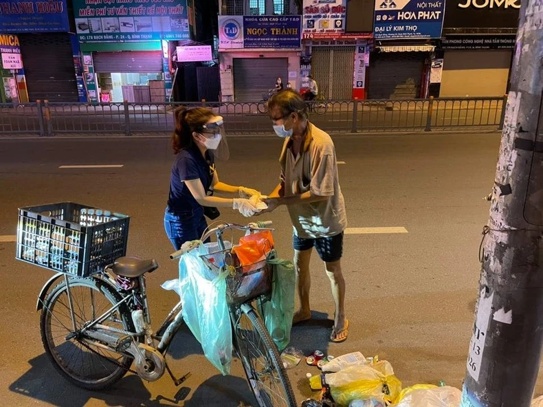 Nghĩa cử đẹp phía sau hàng nghìn suất cơm cho người cơ nhỡ -0