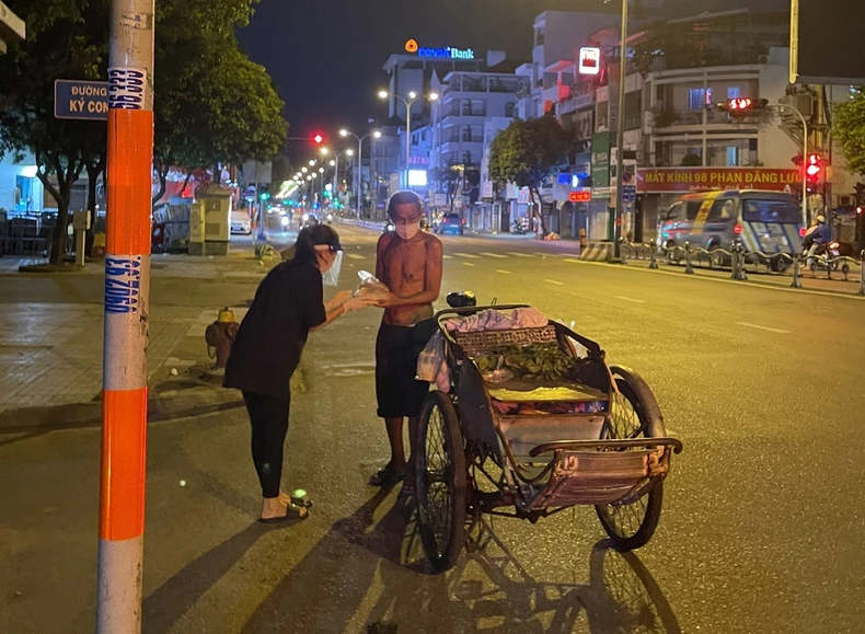 Nghĩa cử đẹp phía sau hàng nghìn suất cơm cho người cơ nhỡ -0