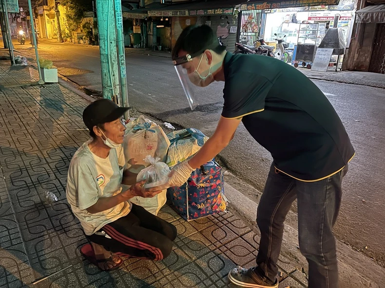 Nghĩa cử đẹp phía sau hàng nghìn suất cơm cho người cơ nhỡ -0