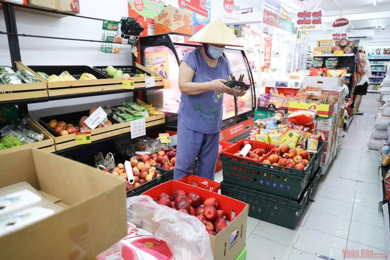Hà Nội: Hàng hóa siêu thị dồi dào, chợ dân sinh không thiếu hàng tươi sống -0