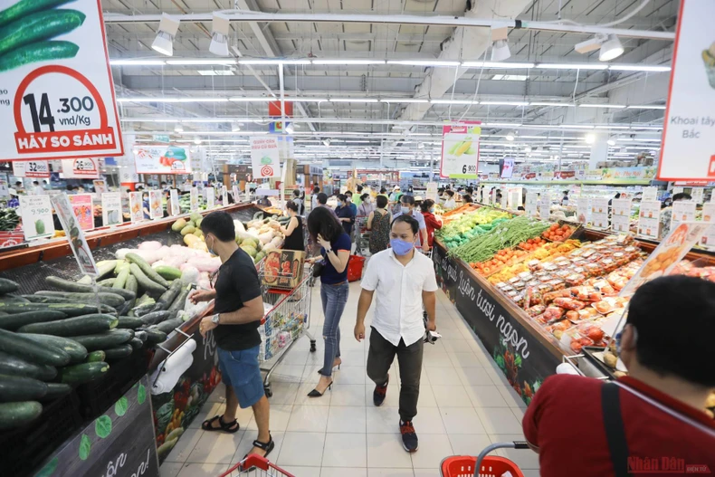 Hà Nội: Hàng hóa siêu thị dồi dào, chợ dân sinh không thiếu hàng tươi sống -0