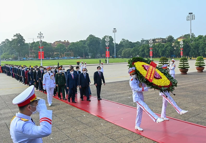 Các đại biểu Quốc hội vào Lăng viếng Chủ tịch Hồ Chí Minh -0