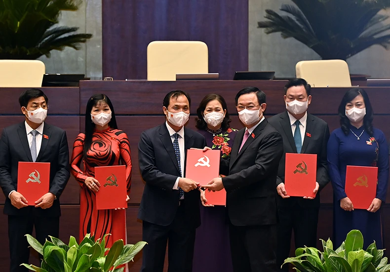 Trao Quyết định, Nghị quyết của Đảng đoàn Quốc hội và Ủy ban Thường vụ Quốc hội về công tác tổ chức -0