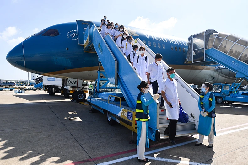 Vietnam Airlines đi đầu phục hồi giao thương, sát cánh cùng đất nước trong đại dịch -0