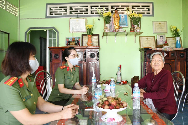 Thăm, tặng quà gia đình có công với cách mạng ở Trà Vinh -0