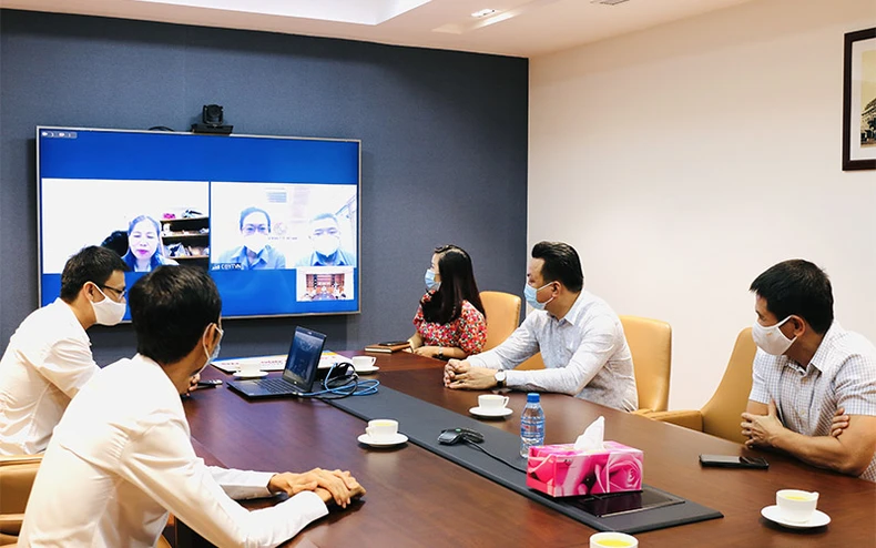 Bảo hiểm PVI trao tặng 1 tỷ đồng cho cán bộ y tế tuyến đầu chống dịch -0