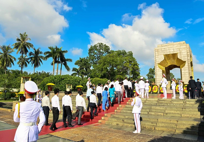 Lãnh đạo Đảng, Nhà nước dâng hương tưởng niệm các Anh hùng liệt sĩ -0